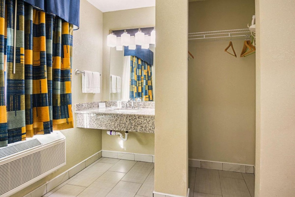 Rodeway Inn & Suites